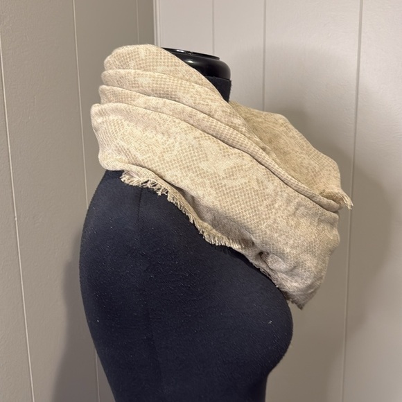 BP. New With Tag Unisex Women’s Men’s Infinity Scarf Fringe Ends Floral Pattern - Picture 2 of 6